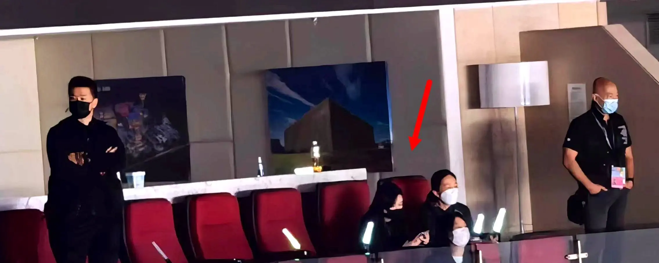 妻女坐包廂看劉德華演唱會，如廁有保鏢陪，劉向蕙高聲向爸爸表白